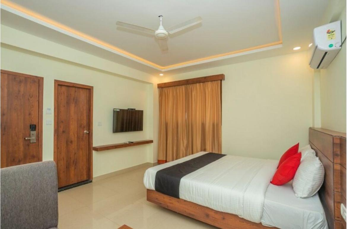 Hotel Savi Inn Бангалор Екстериор снимка